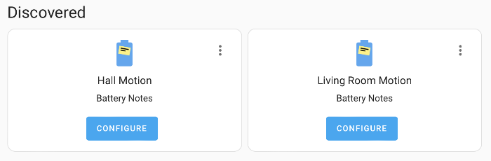 Dos sensores de movimiento descubiertos por Battery Notes con el botón Configurar